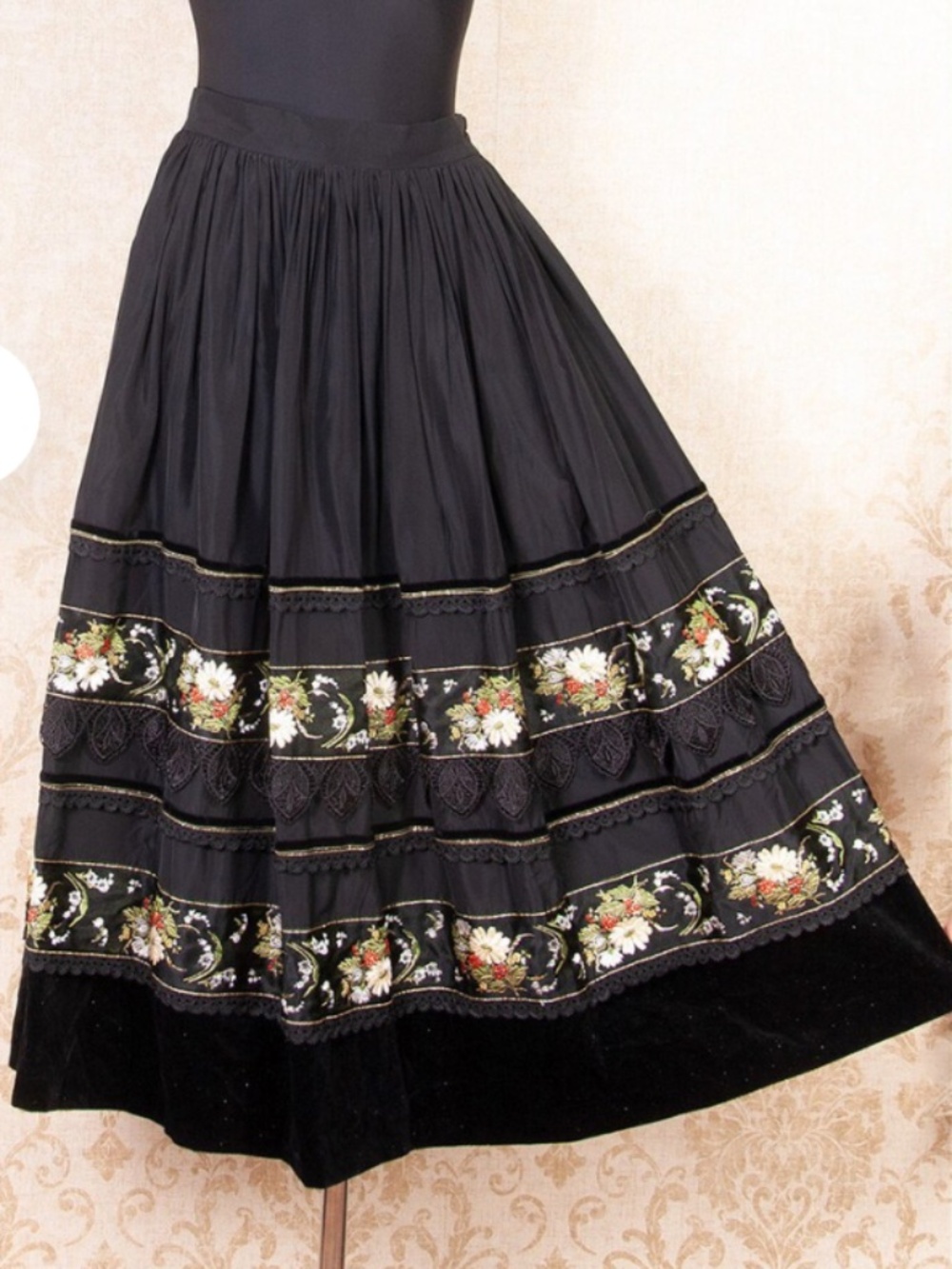 Festive vintage German skirt, size S